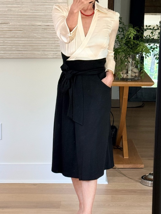 Diane Von Furstenberg Dresses & Skirts - Diane Von Furstenberg Black Wrap Midi Dress with Self-Tie size 6